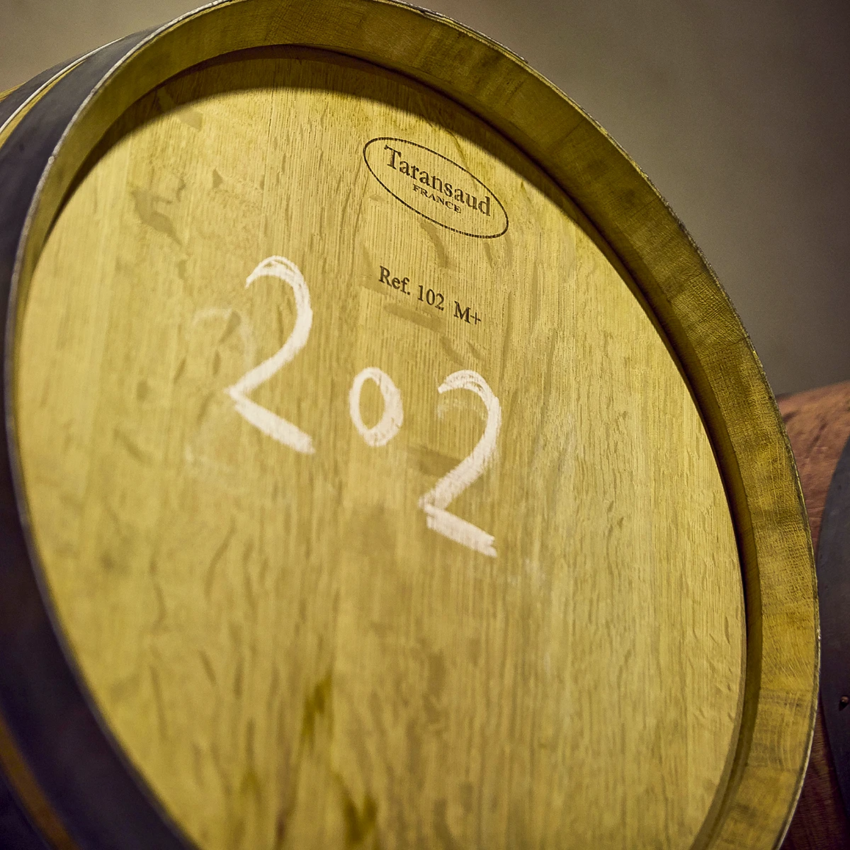 Barrica Taransaud marcada como 202 en la bodega Ogón, en Esguevillas de Esgueva