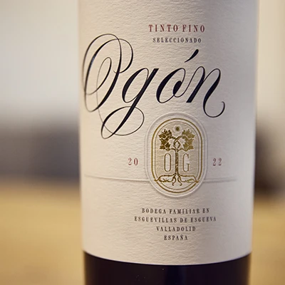 Detalle de la etiqueta del vino Ogón 2022