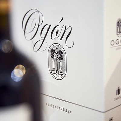 Detalle de la caja y la identidad visual del vino Ogon